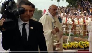 Le pape François rate une marche et chute à Czestochowa en Pologne