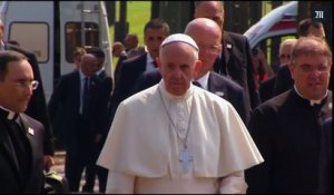 Le pape en visite silencieuse à Auschwitz