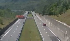 Quand un camion décide de faire demi tour... sur l'autoroute !