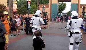 Un enfant déguisé en Kylo Ren escorté par deux stormtroopers
