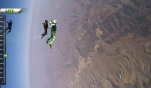 Un cascadeur saute 7600 mètres sans parachute
