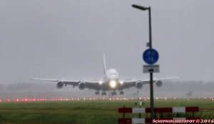 Poussée à l'atterrissage d'un A380 soulevant la pluie sur la piste