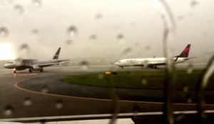 Un avion de ligne frappé par la foudre sur un aéroport