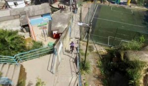Adrénaline - VTT : Filip Polc réalise une descente à travers les favelas de Rio