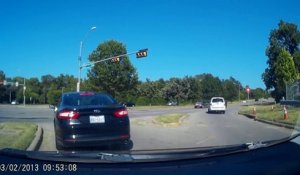 Il coupe la route à une voiture et provoque un gros crash