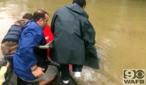 Louisiane: Les images spectaculaires du sauvetage d'une femme et son chien pris au piège dans une voiture qui s'enfonçai