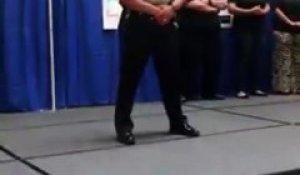 Impressionnant ! Les pas de danse de ce policier sur "Formation" de Beyoncé, sont à couper le souffle