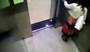 Elle fait caca dans un ascenseur