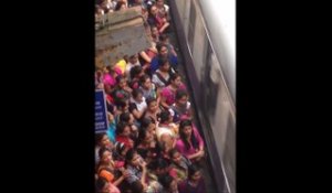 Des femmes se piétinent pour monter dans le train en Inde