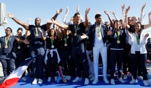 Un clapping, une Marseillaise : les athlètes français accueillis en héros à Roissy