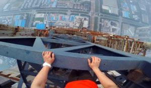 Un couple escalade l’une des plus grandes constructions du monde