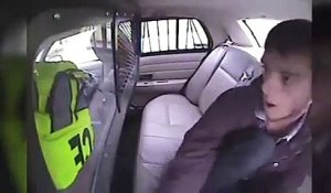 Un jeune arrêté se fait éjecter d'une voiture de police après un accident !
