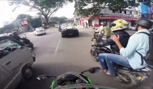Course folle en pleine ville entre une Lamborghini Huracan et une Kawasaki Ninja