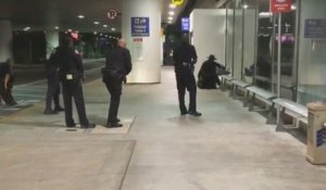 Scènes de panique à l'aéroport de Los Angeles, un homme déguisé en Zorro arrêté