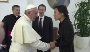Le pape parle d'aide aux pauvres avec le patron de Facebook