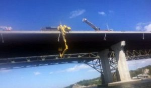 Le sauvetage périlleux d'hommes pris au piège dans un camion grue renversé au dessus d'un fleuve