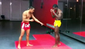 Il déboîte le genou d'un boxeur et le remet à sa place pendant une démonstration de low kick !