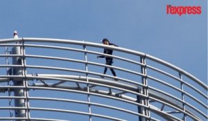 Le Spiderman français escalade une tour de 185 m à la Défense