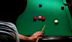 Un homme lâche un énorme pet pendant une partie de billard