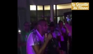 Insolite ! Cheb Slimani chante du raï et fait danser tous les joueurs de l'équipe nationale !