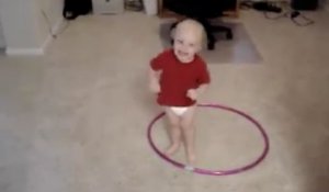 Un petit garçon croit qu'il sait faire du hula hoop comme sa soeur