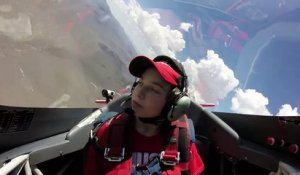 Un enfant défie un pilote d'avion de le faire tomber dans les pommes pendant un vol
