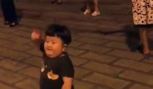 Adorable, ce jeune danseur joufflu mais tellement talentueux!