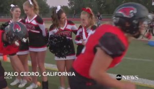 Des footballeurs font une belle surprise à une pom-pom girl