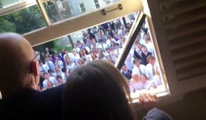400 élèves chantent pour leur prof malade