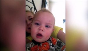 Le Bebe Le Plus Mignon Du Monde Dit Je T Aime A Sa Maman Enfin Il Essaie Sur Orange Videos