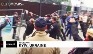 Kyiv: Protesters block entrance to Russian embassy