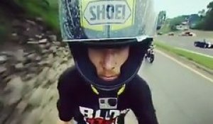 Ce motard filme son visage en plein crash