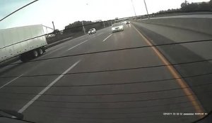 Un camion percute des voitures à l'arrêt sur une autoroute