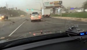 Un automobiliste pris dans une tornade à un feu rouge! Impressionnant