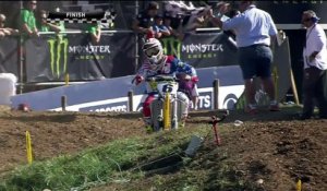 Motocross - il se prend une moto en plein sur la tête