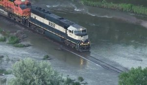 Ce Train de 3km de long roule à travers les inondations - Impressionnant