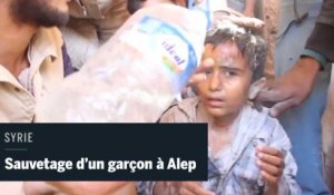 Le sauvetage miraculeux d'un enfant après des bombardements sur Alep