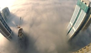 Sauter en BASE Jump dans les nuages d'un gratte ciel à Dubai !