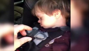 Reflexe de survie - Même endormi il attache sa ceinture en voiture