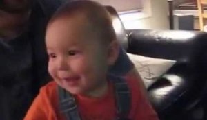 Un bébé trop mignon qui éclate de rire pendant que son papa joue à la console !