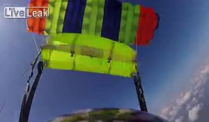 Un parachutiste perd sa chaussure en plein vol et parvient à la récupérer