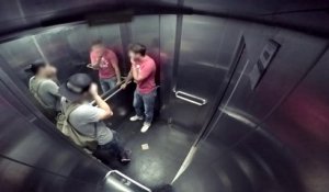 Quand un homme a une diarrhée explosive dans un ascenseur