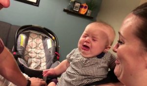 Un bébé jaloux pleure quand papa embrasse maman! Adorable