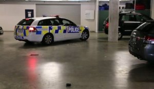 Des policiers dansent dans un parking sous-terrain en Nouvelle Zélande