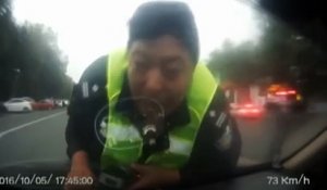 Un policier s'accroche à un capot de voiture pour tenter d'arrêter un chauffard en fuite !