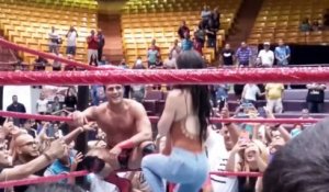 Elle demande en mariage son mari catcheur sur le ring en plein match