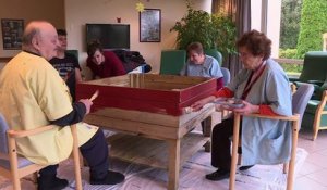 Jeunes en difficultés et malades d'Alzheimer respirent ensemble