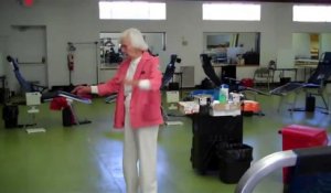 Elle fait un double salto-arriére a 90 ans