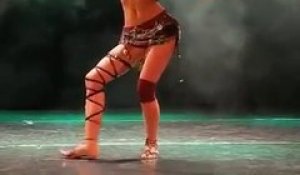 Une danse incroyable qui met en valeur le corps de cette femme … Impressionnant !
