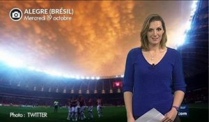 Spectaculaire ciel de feu dans un stade brésilien
